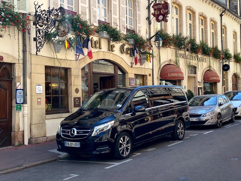 VTC-bourgogne-discovery-dijon-beaune-transort-hotel-vip-securite-limousine-black-car-driver-france