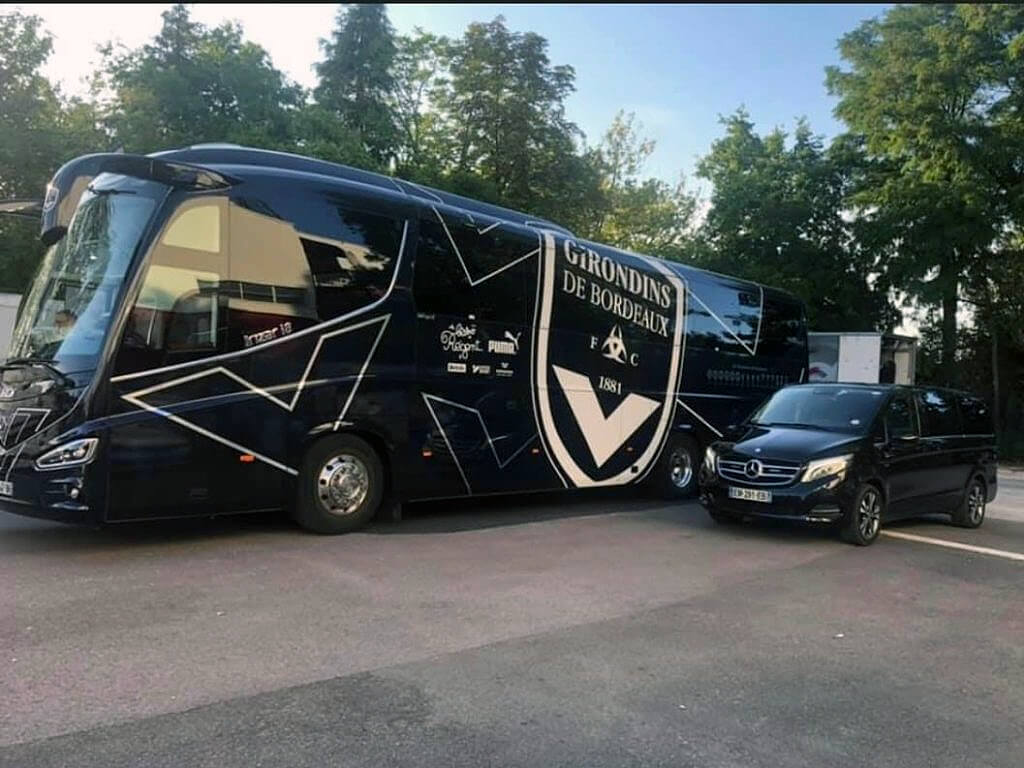 LIMOUSINE SERVICE PREMIUM - MERCEDES CLASS V - Véhicule haut de gamme de transport de personnes en groupe (de 6 à 7 personnes) pour votre trajet de séminaire, tour-operator et win-tour par exemple)