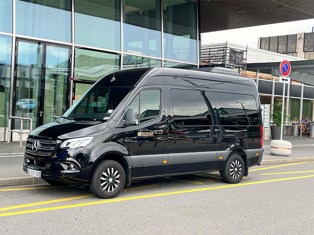 LIMOUSINE SERVICE PREMIUM - MERCEDES SPRINTER LUXE - Véhicule haut de gamme de transport de personnes en groupe (jusqu'à 8 personnes) pour votre trajet de séminaire, tour-operator et win-tour par exemple)