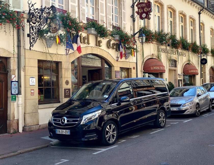 LIMOUSINE SERVICE PREMIUM - MERCEDES CLASS V - Véhicule haut de gamme de transport de personnes en groupe (de 6 à 7 personnes) pour votre trajet de séminaire, tour-operator et win-tour par exemple) - Transferts aéroport-hôtel-gare toutes villes Dijon et Beaune